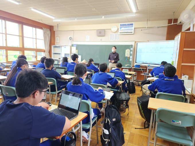 校区の中学校で公開授業が行われ、見学。